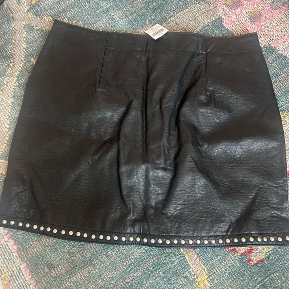 American Eagle black faux Leather Skirt with Red Floral Embroidery size 10 - Picture 2 of 6